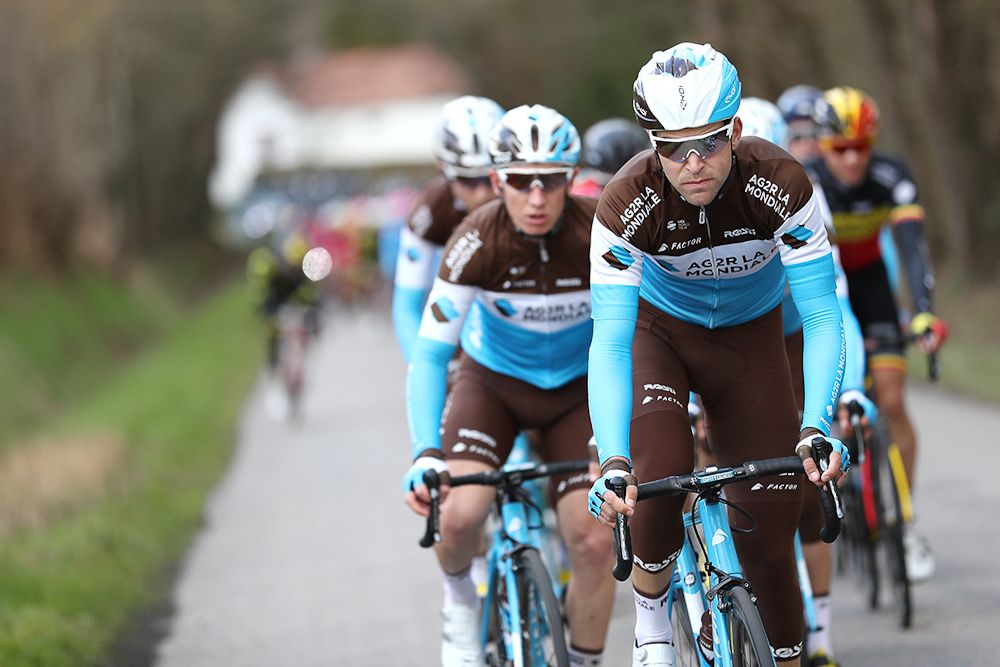 AG2R lead the bunch at Paris_Nice