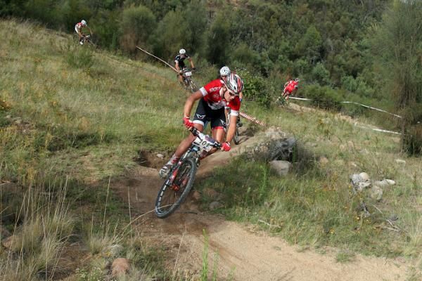 Luke Fetch leads the U23 men but later punctures. Robbie Hucker and Trenton Day follow.