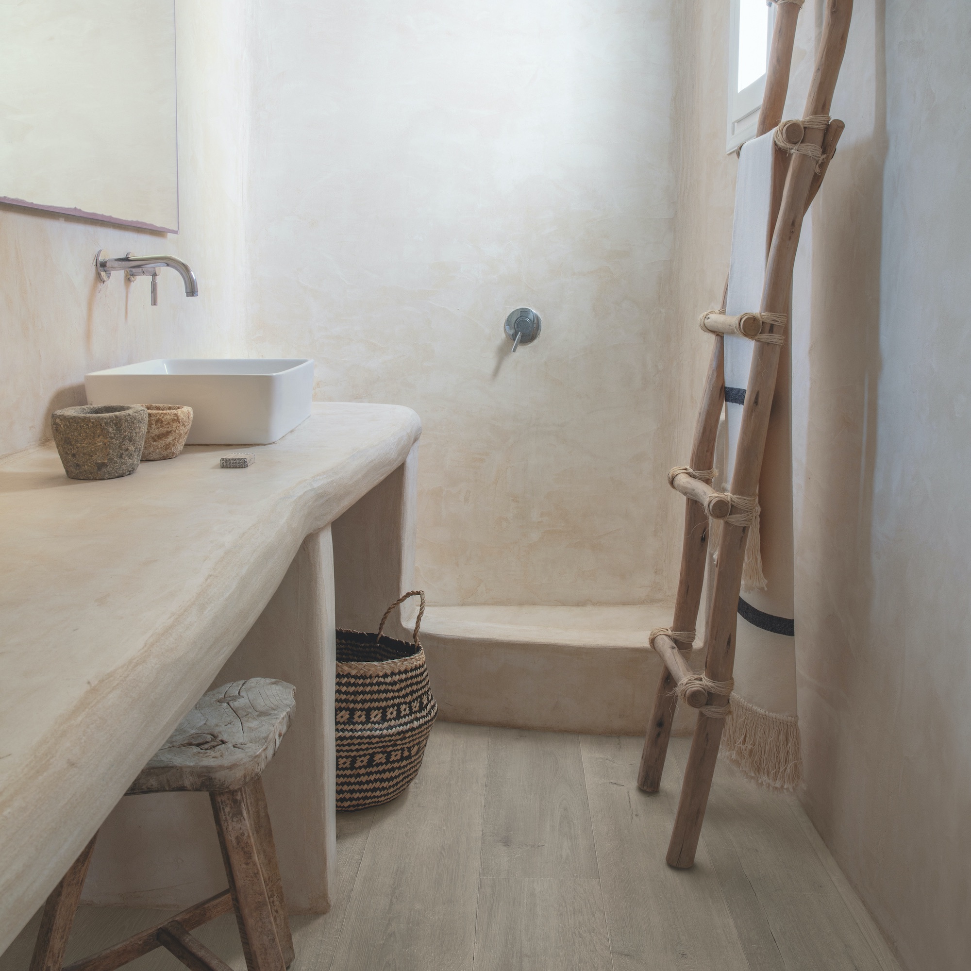 wet room with polished plaster walls