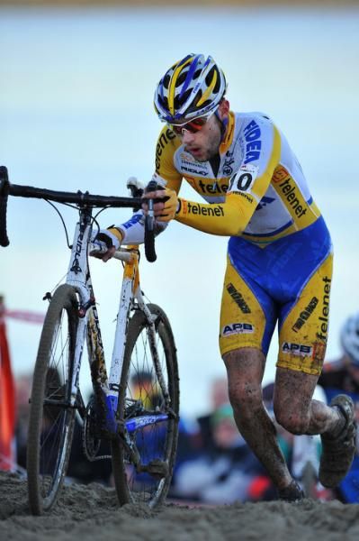 Rob Peeters runs with his bike.