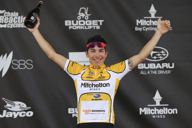 Giorgia Bronzini retains the leaders jersey