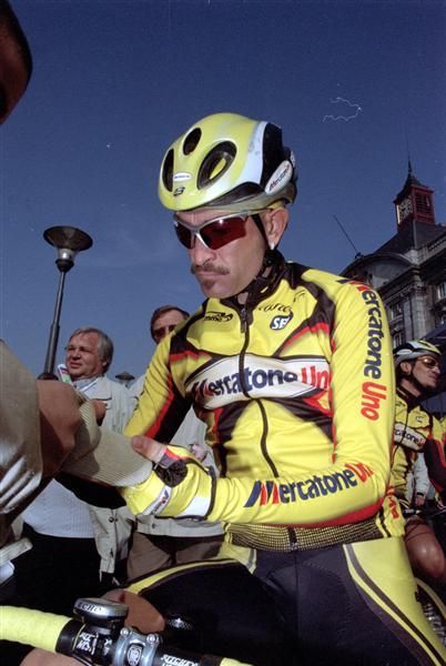 Pantani signs autographs in 2002