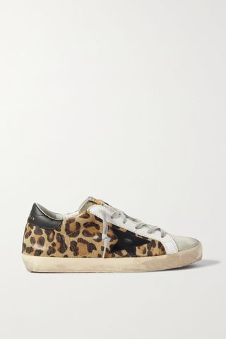 Sehr abgenutzte Sneakers aus Leder und Wildleder mit Leopardenmuster