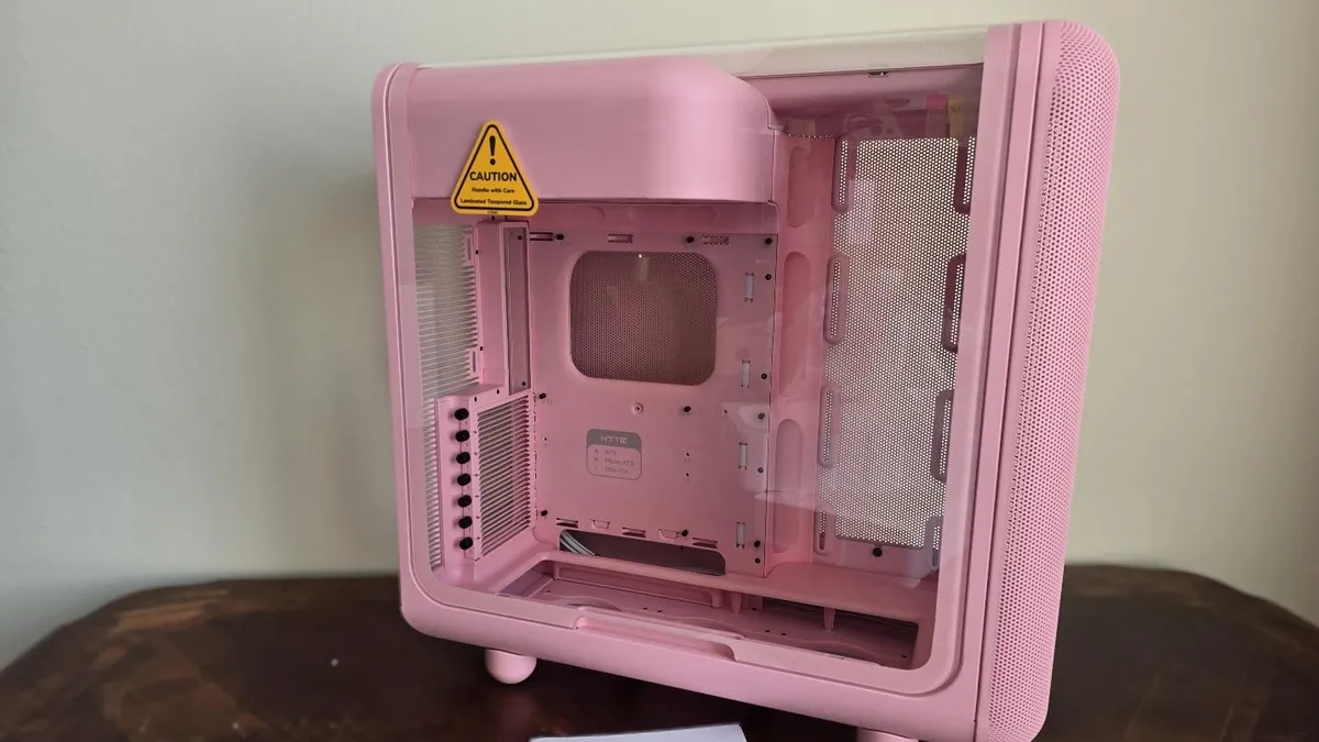 HYTE X50 Case Review: rounded, colorful style meets excellent build quality