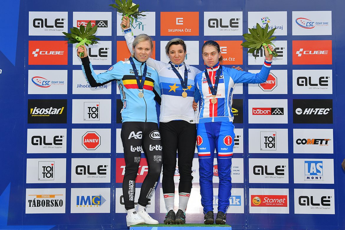 Chiara Teocchi (Italy) with Laura Verdonschot (Belgium) and Nikola Noskov&aacute; (Czech Republic).