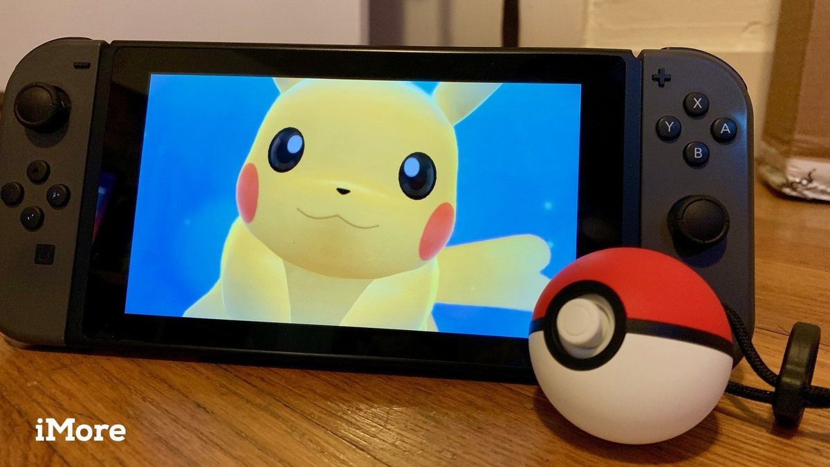 Pokémon: Let&#039;s Go plus a Poke Ball