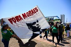 Protesters hold a banner reading "Moraes Out" on alleged links between Supreme Court Justice Alexandre de Moraes and banker Daniel Vorcaro
