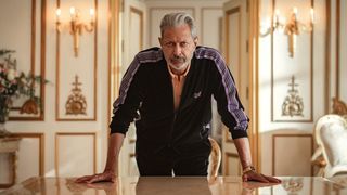 Bästa Netflix-serier: Jeff Goldblum står lutad över ett bord i ett pampigt rum i Netflix-serien Kaos.