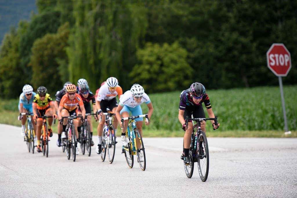 Alena Amialiusik (Canyon SRAM) has a dig