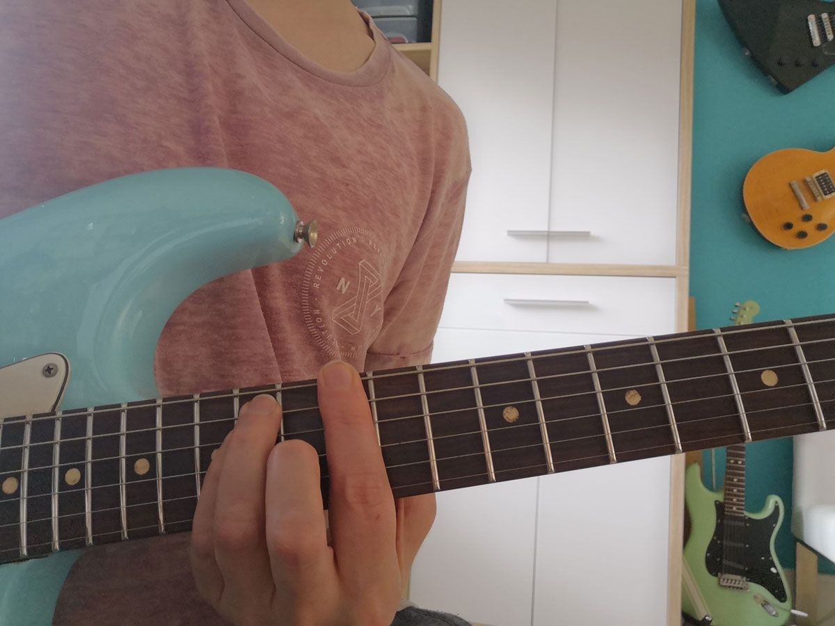 How to play an E chord on guitar
