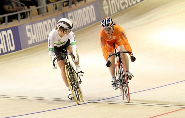 Kaarle McCulloch (Australia) tussles with Willy Kanis (Netherlands) in the 1/8 finals of the women's sprint