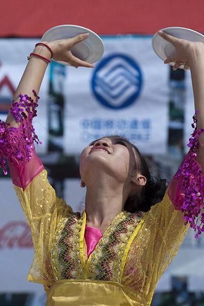 Dancing with plates was on show for fans of the tour prior to the presentations in Xinglong.