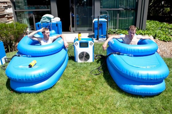 Mark Renshaw (HTC - Columbia) and teammate Michael Rogers spend some time icing after a hard ride.