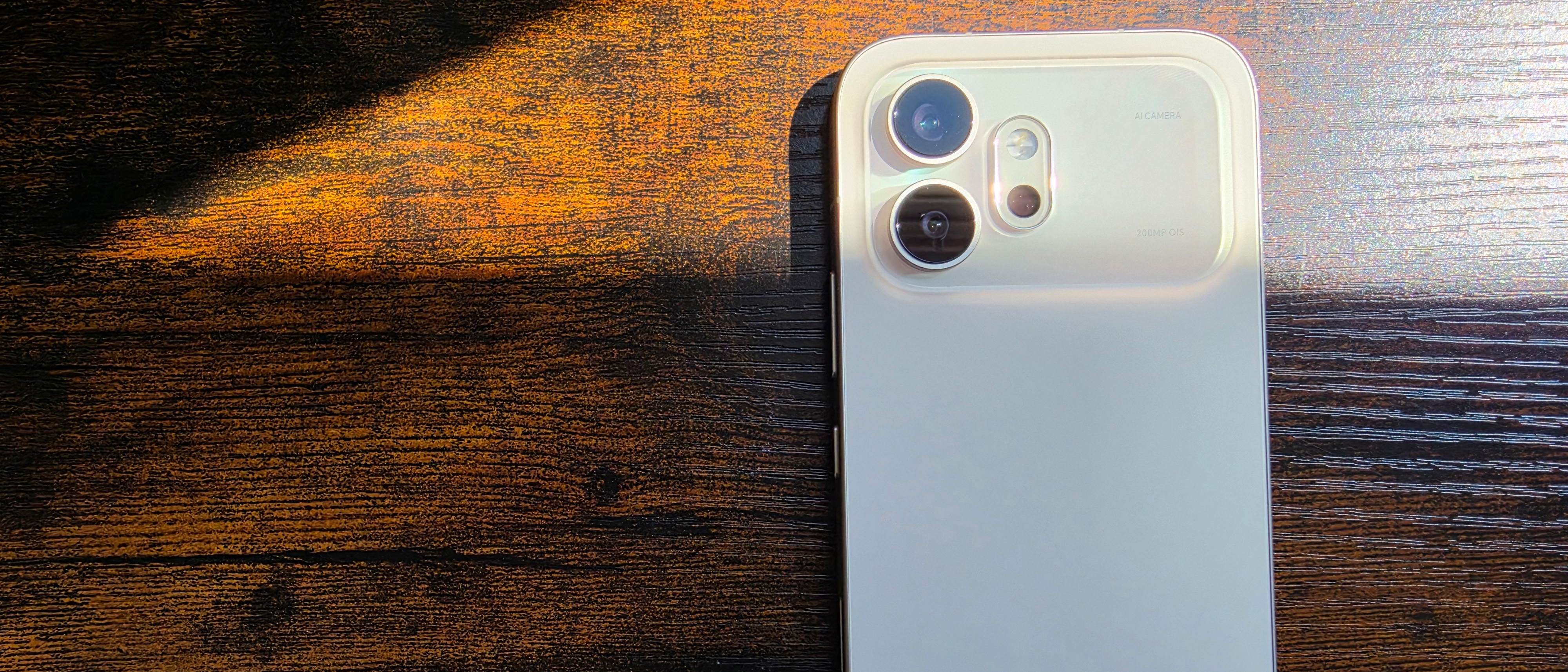 The Honor 600 on a desk