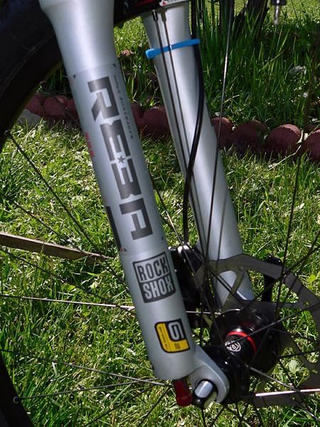 &hellip;but a closer look reveals the 'Handling by Bontrager' and 'G2' (Genesis 2) decals, signifying a crown with increased offset for better 29"-specific handling.