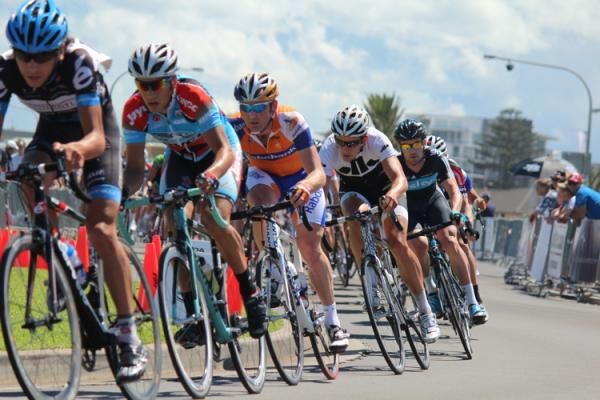 Morton (Chipotle) leads Richard Lang (Jayco-AIS), Graeme Brown (Rabobank). Sutton lurks in sixth wheel.