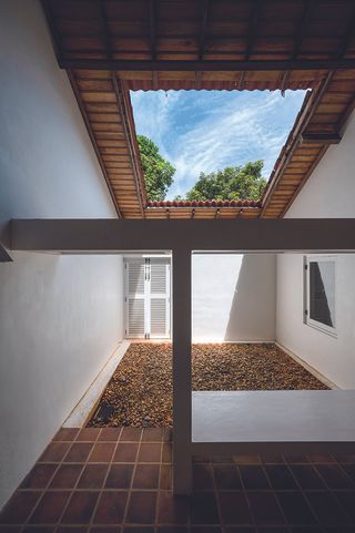 open air courtyard atEna de Silva house by Geoffrey Bawa in Sri Lanka