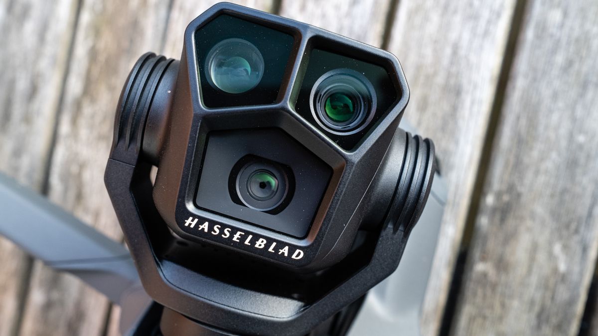 DJI Mavic 3 Pro-3 camera close up (4).