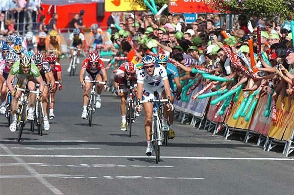 Anthony Roux (Fran&ccedil;aise des Jeux) makes it across the line in the lead for the win.