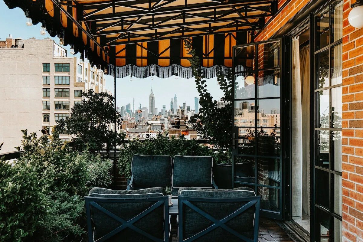 Past and present merge in this transitional style-inspired modern hotel, where sumptuously decorated salons and vintage diners clash with the more contemporary, albeit eclectic, feel of its scenic rooms and suites.