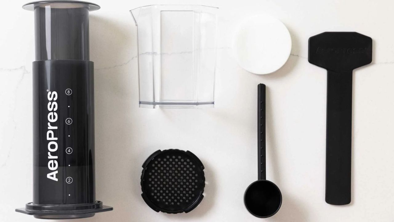 Everything you need to follow the ultimate AeroPress recipe: The different accessories that you&#039;ll get with the AeroPress