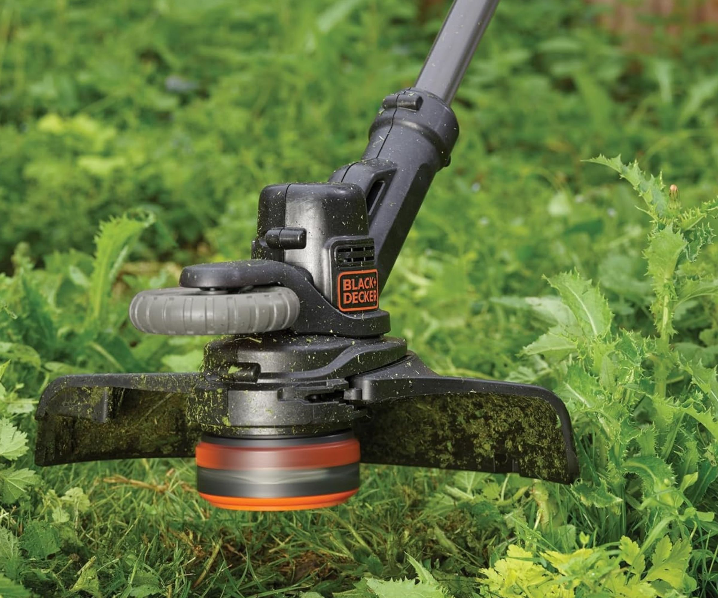 BLACK+DECKER POWERCONNECT Strimmer cutting weeds