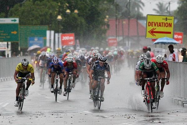 The peloton winds up for the sprint.