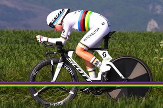Annemiek van Vleuten time trialling in her rainbow bands