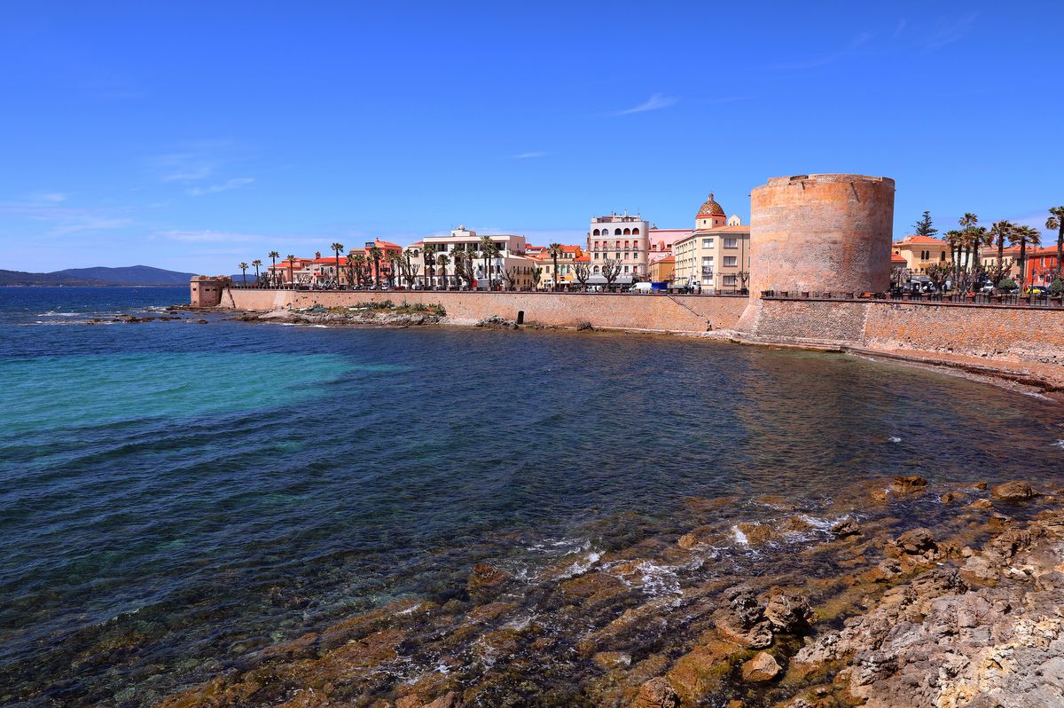 Sadly the water remains blue in Alghero but it still could be coloured pink for stage 1