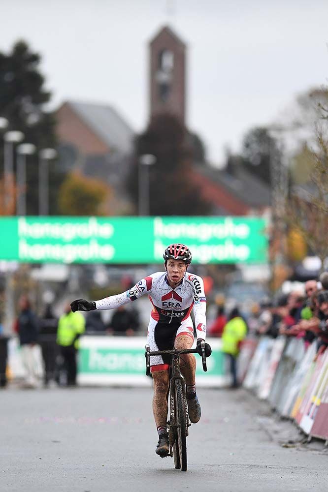 Laurens Sweeck (ERA-Circus) waves to the crowd