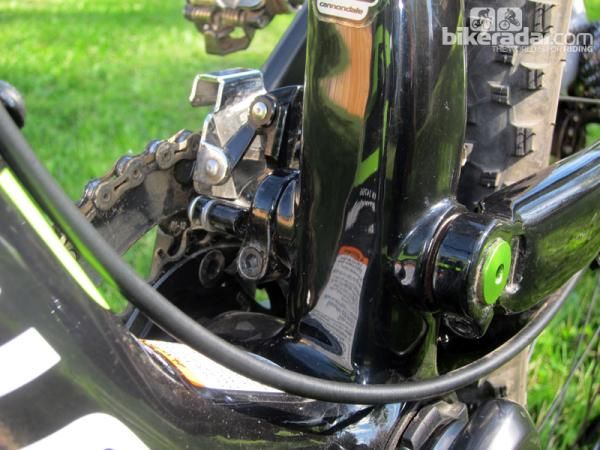The offset main pivot clamps to a solid thru-shaft that Cannondale contends is stiffer than independent blind axles.