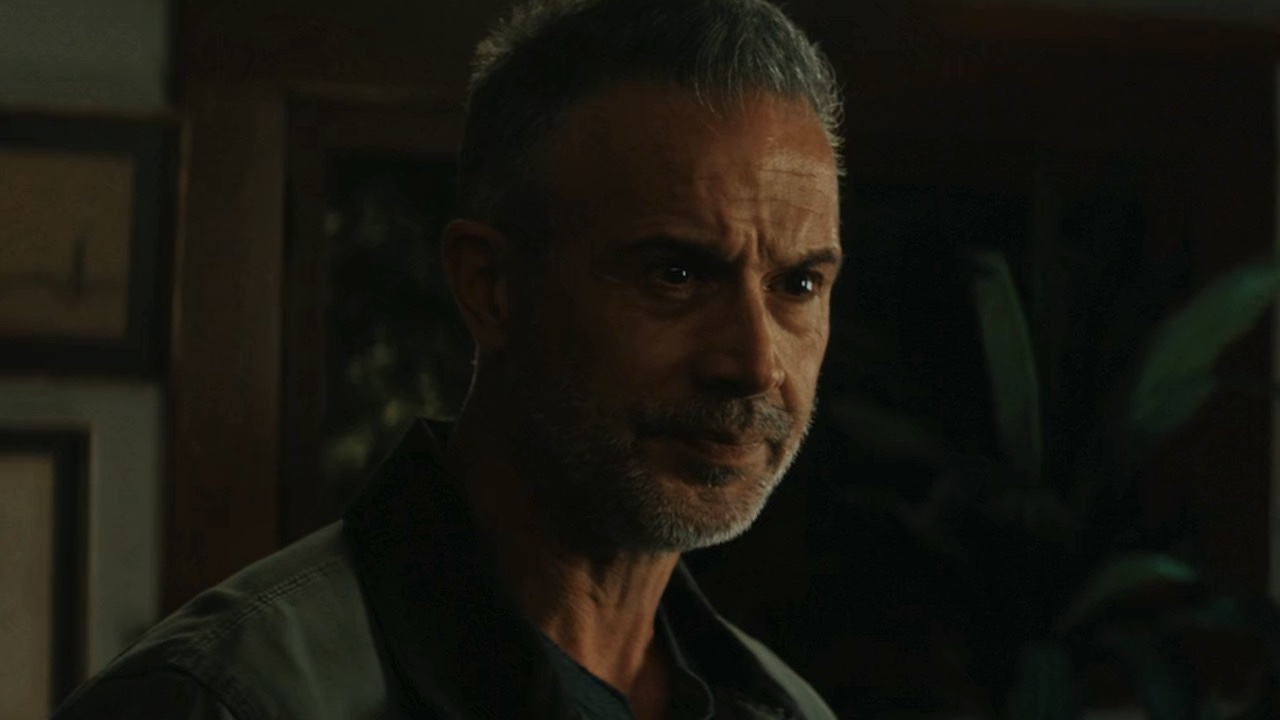 Ray looking concerned talking to Julie in I Know What You Did Last Summer