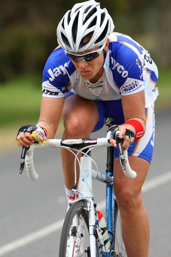Bridie O'Donnell (Team Jayco-VIS) was still riding hard to cross the gap to the leaders two laps later