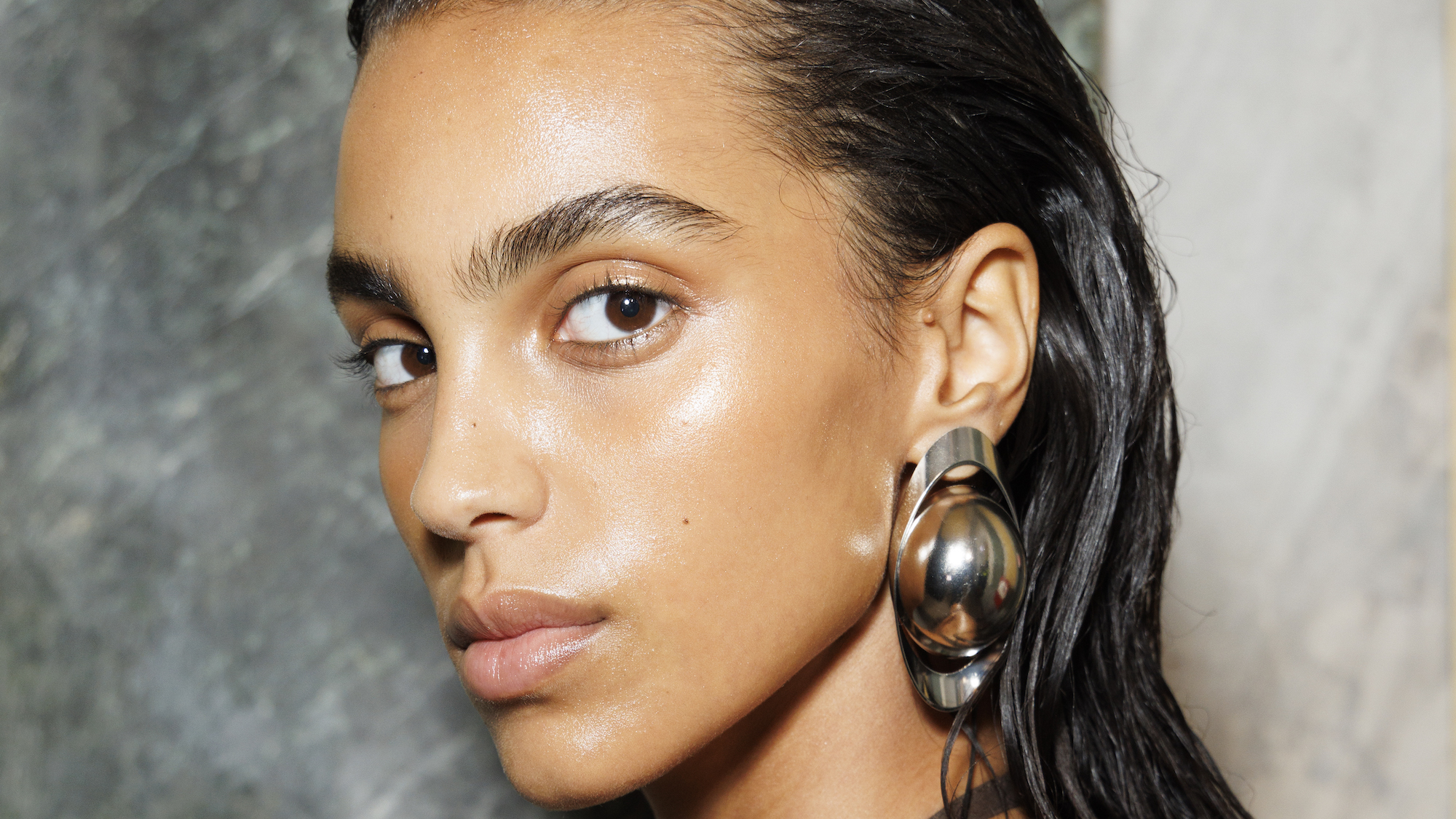A model backstage with glowy skin - base bronzing - GettyImages-2173798524