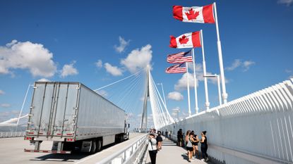 Truck crosses border from Canada to the U.S. as tariffs kick in amid growing trade war