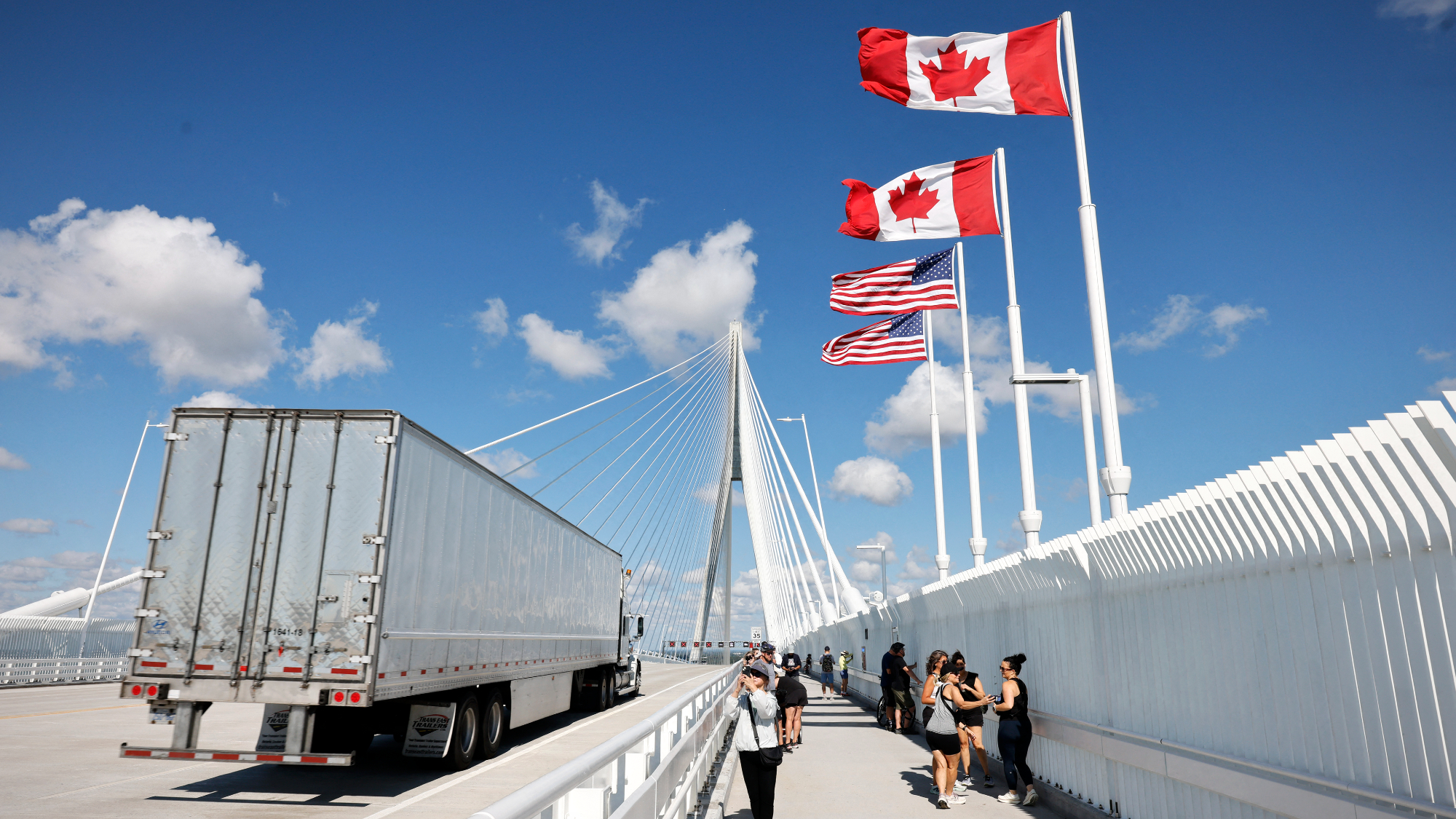 Truck crosses border from Canada to the U.S. as tariffs kick in amid growing trade war