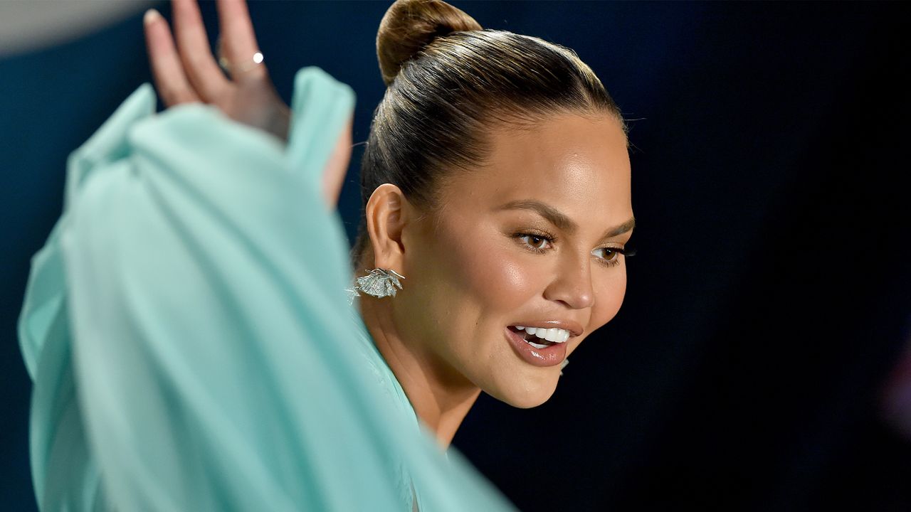 Chrissy Teigen&#039;s face mask hack