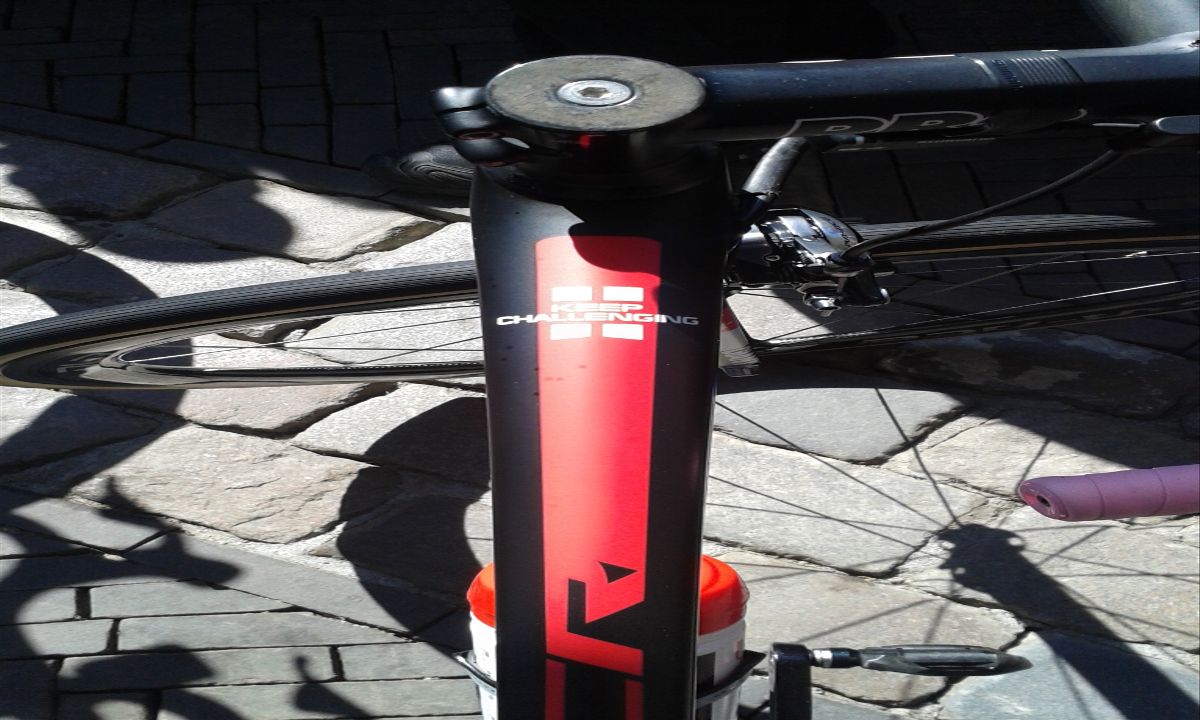 The top tube bears the Giant-Alpecin motto: Keep Challenging