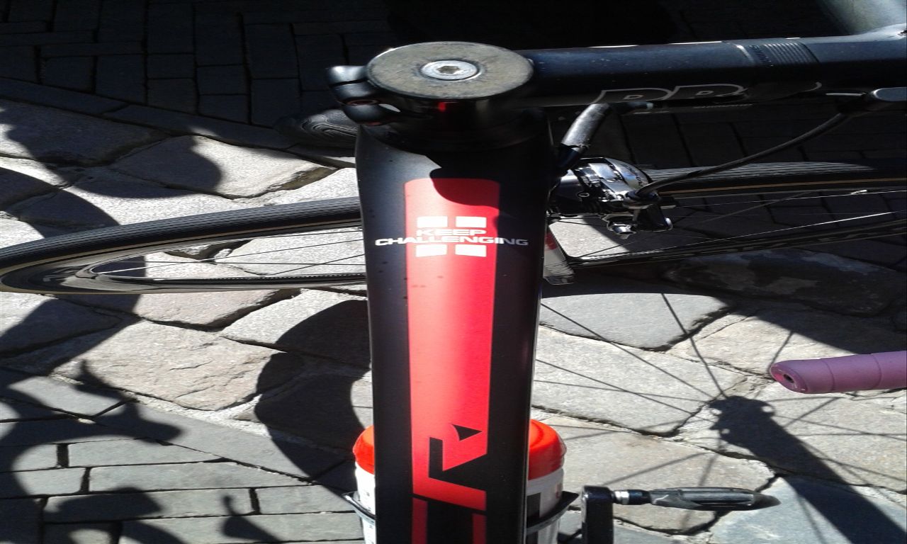 The top tube bears the Giant-Alpecin motto: Keep Challenging
