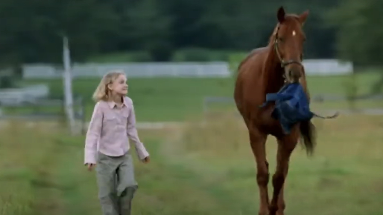 Dakota Fanning walking with Soñador in Dreamer