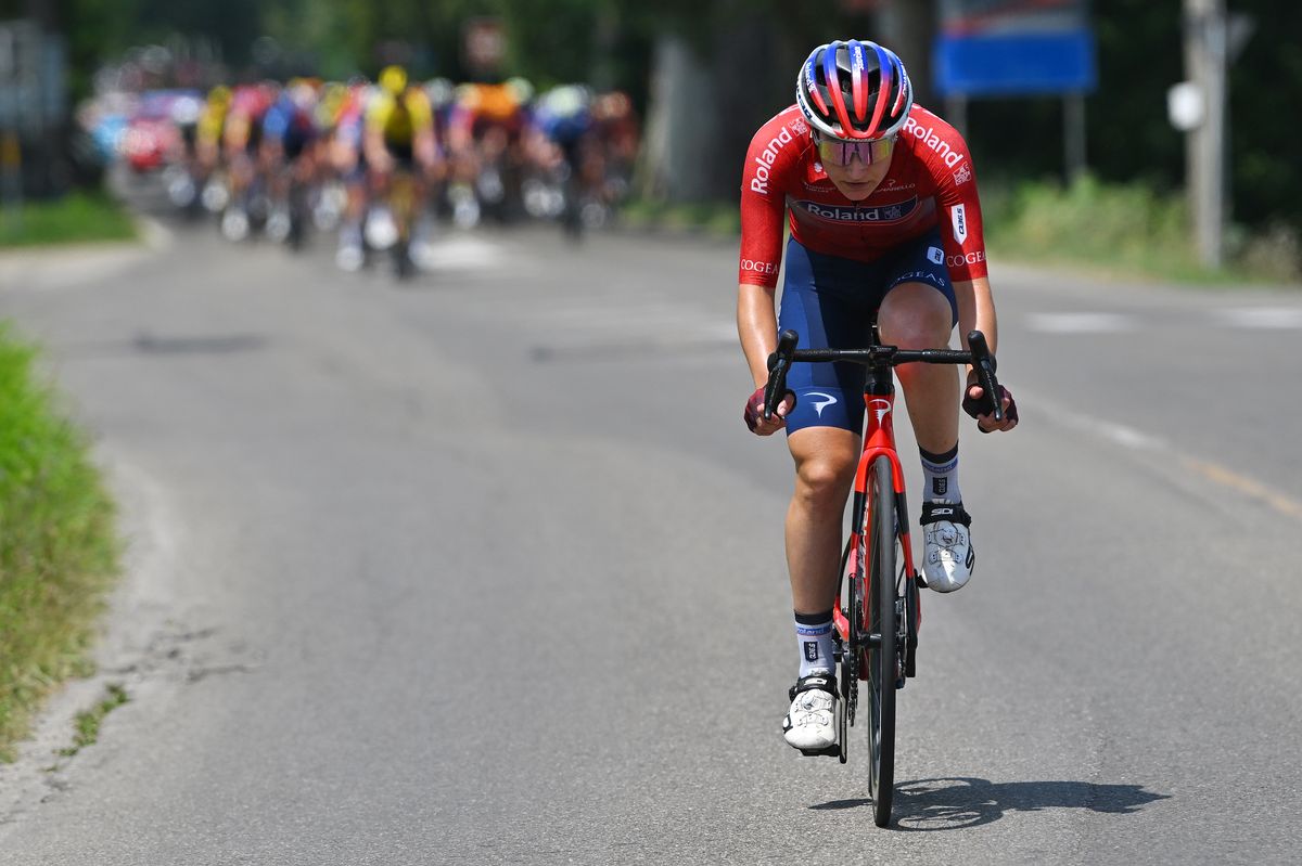 Elena Pirrone bridging across to the solo attack of Sarah Roy