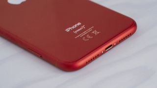 La moitié inférieure d'un iPhone XR, vue de l'arrière