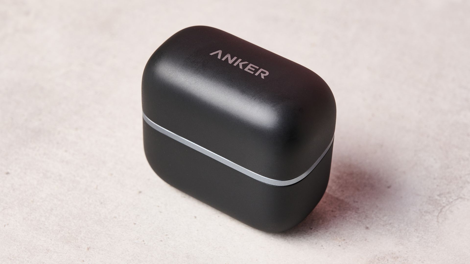 Logotipo de Anker sobre el estuche de carga AeroClip 2