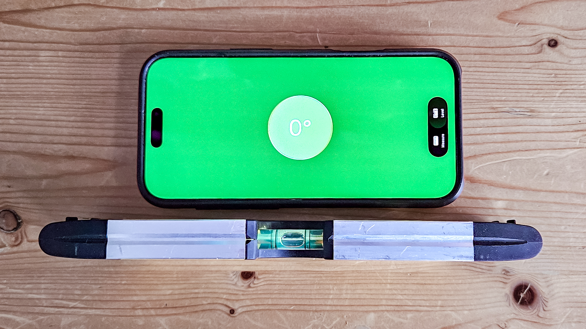 iPhone back spirit level measure
