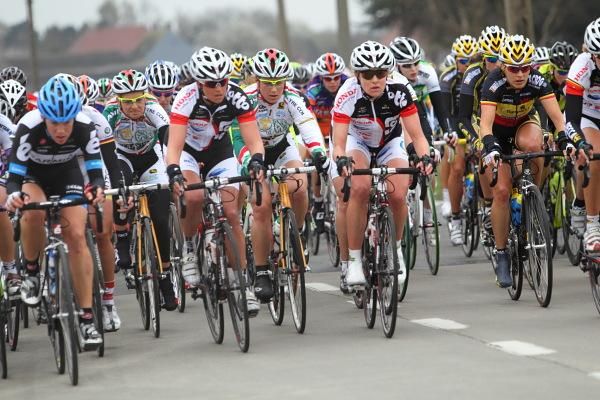 Vicki Whitelaw and Laure Werner (Lotto) at the front of the bunch