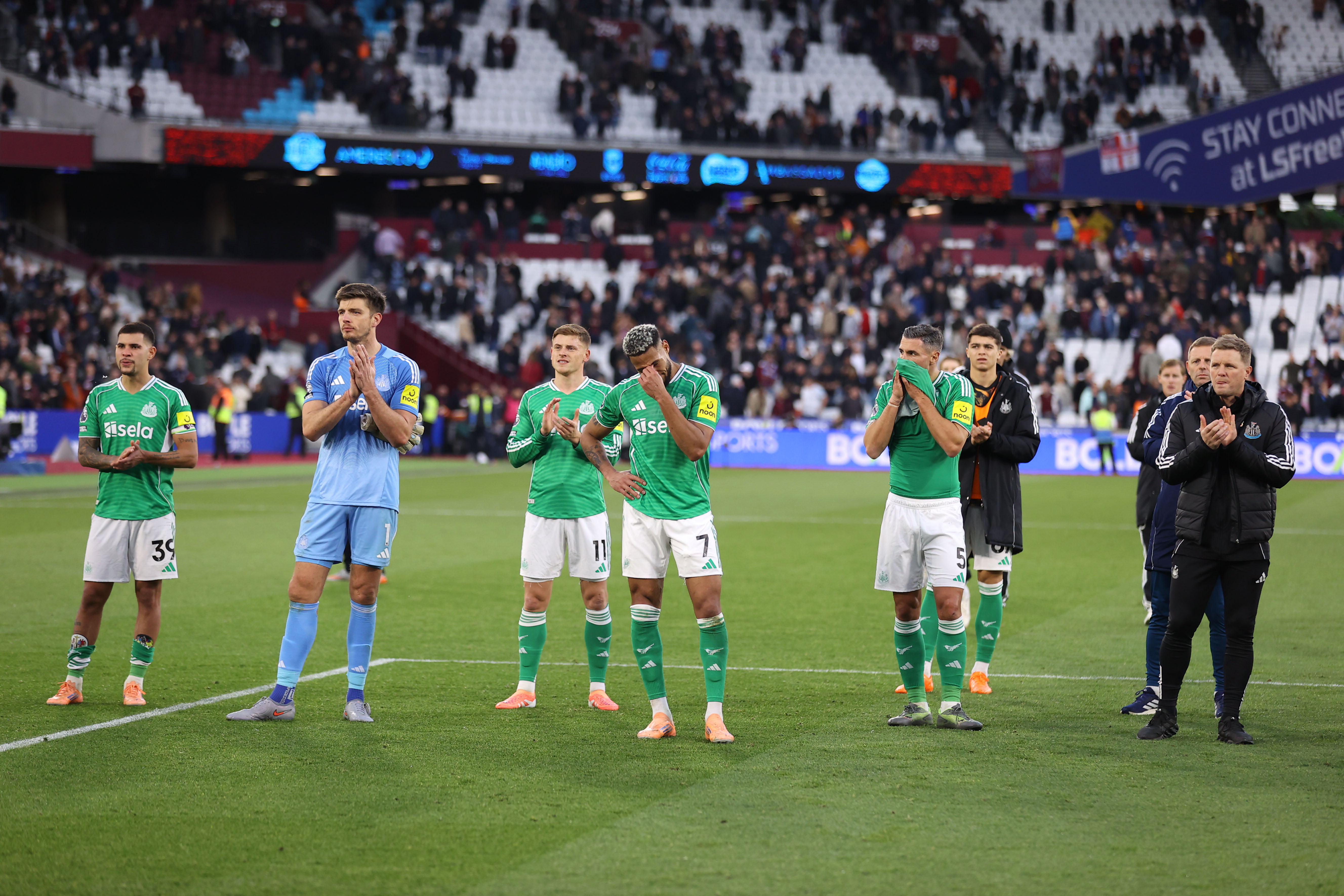 LONDON, ENGLAND - NOVEMBER 2: Newcastle players and manager Eddie Howe look glum as they applaud the fans during the Premier League match between West Ham United and Newcastle United at London Stadium on November 2, 2025 in London, England. (Photo by Jacques Feeney/Offside/Offside via Getty Images)