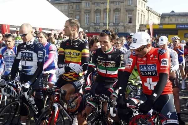 Stuart O'Grady, Tom Boonen, Filippo Pozzato and Fabian Cancellara led the minute's silence for Franco Ballerini before the 2010 Paris-Roubaix.