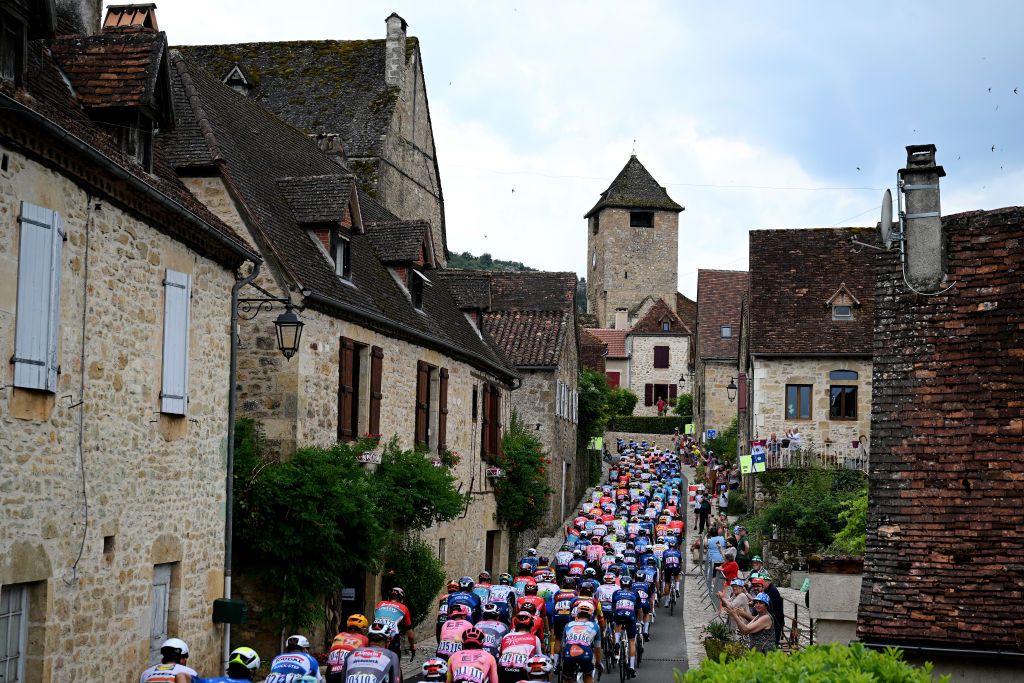 VILLENEUVESURLOT FRANCE JULY 11 A general view of the peloton passing through Autoire village during the 111th Tour de France 2024 Stage 12 a 2036km stage from Aurillac to VilleneuvesurLot UCIWT on July 11 2024 in VilleneuvesurLot France Photo by Dario BelingheriGetty Images