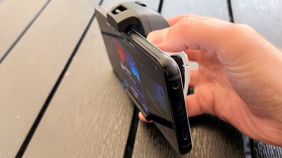 Asus Rog phone 7 och Aerocooler 7 p&aring; svart bord