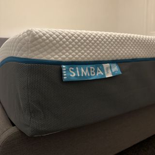 The corner and blue fabric label of the Simba Hybrid Pro mattress